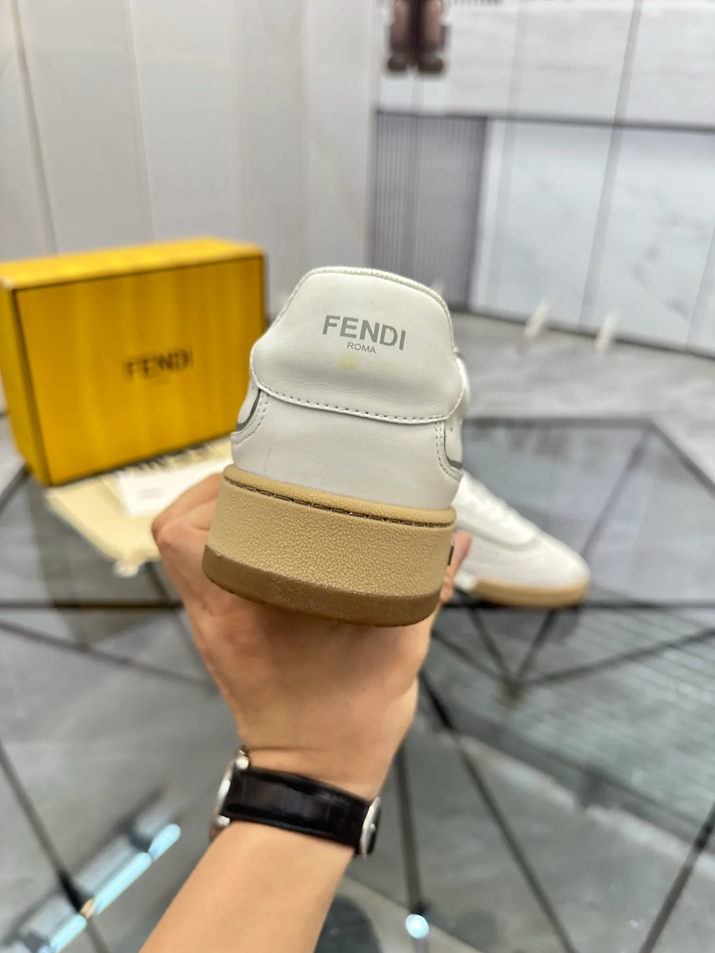 Selling men's shoes 💰: 💰P620¥ Top quality Product trademark: Fendi* "Fendi*" low-top casual shoes Regular size: 35-44 (can be customized to 38.45.46) Product material: imported first-layer nubuck leather upper, breathable lining, original outsole. No.:H208